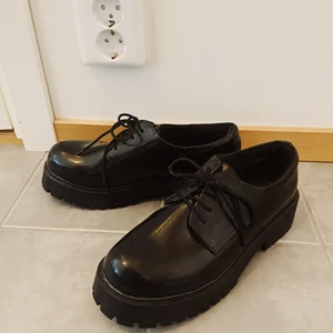 Faux läderskor - Säljer mina faux läderskor, köpta från Monki för 400:-, använda en gång. ✨