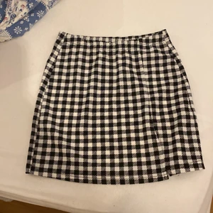 minikjol - söt rutig tight kjol med slits!  