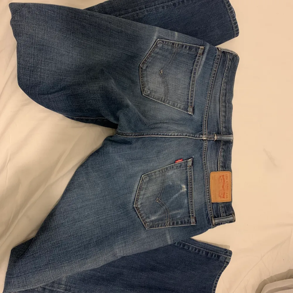 Så sköna och snygga lågmidjade levis jeans, blivit lite stora på mig så hoppas de kan användas mer av någonstans🙏🏼😫😘varit mina favvobyxor så länge. Jeans & Byxor.