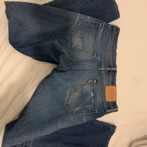 Lågmidjade Levis  - Så sköna och snygga lågmidjade levis jeans, blivit lite stora på mig så hoppas de kan användas mer av någonstans🙏🏼😫😘varit mina favvobyxor så länge