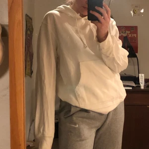 Vit hoodie - Skitsnygg vit hoodie med coolt vitt märke där fram! DMa för frågor och bilder. Köpare står för frakt men jag kan också mötas upp i Lund. Kolla gärna in mina andra annonser också 😗😗
