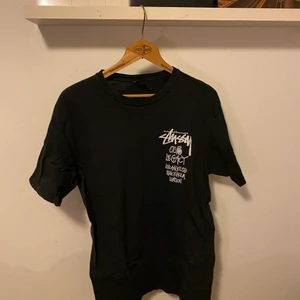 Our Legacy x Stüssy tee - Inga flaws, använt lite grann. Rätt skrynklig på bilden men tvättar o stryker innan ja skickar. Den har mest legat i en låda sen ja köpte den. Köpare betalar frakt, betala me swish. Fråga om de är nåt!