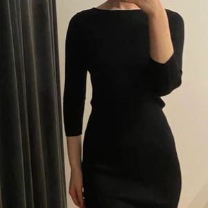 Klänning - Säljer denna super snygga och bekväma klänning då den tyvärr aldrig har kommit till användning, köptes förra sommaren. Klänningen är ribbad och är ganska lång😊