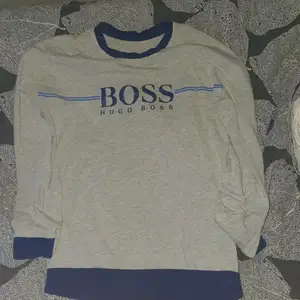 Säljer hugo boss tröja den är äkta storlek S