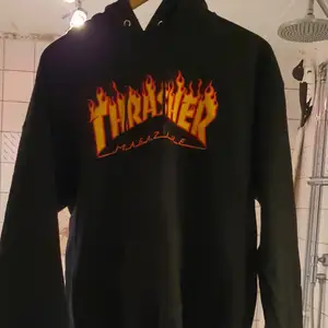 Säljer min åkta hoodie tröja som är I mycket bra skick och passar till allt och till båda kön. Tröjan är användade cirka 5 gånger och säljer den eftersom jag har massor av hoodies.Finns fler bilder 