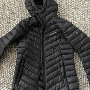 Peak performance jacka - Säljer min fina peak performance jacka då den inte längre kommer till användning, använd ett fåtal gånger och är i mycket fint skick💕