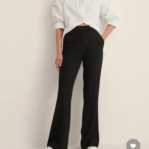 Kostymbyxor - Säljer mina helt nya kostymbyxor med vida ben från NA-KD. Aldrig använda, endast provade🤎 nypris 299