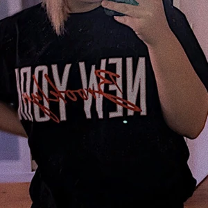 T-shirt med tryck  - En svart t-shirt med tryck: New york brooklyn. Den är som ny men använd några gånger. Overzised i storleken. 70kr + 48kr frakt