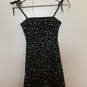  Blommig klänning - Super fin svart klänning med blommor💕 Nästan helt oanvänd och är i mycket bra skick. Säljer för att den blivit för liten. 