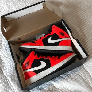 Nike Jordans  - Nikejordans i storlek 36,5. Köpta för 1800kr. Skick 8/10. Använda fåtal gånger