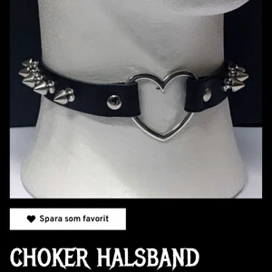 choker med hjärta + nitar  - En jättefin choker från bluefox, köpt för någa månader sen för  ungefär 200 kr, använt några gånger men finns inga tydliga skador som syns när man har den på sig, övrigt är de bara lite silverfärg som tyvärr suddats ut på insidan av hjärtat. 40 cm, går att spänna, vegansk läder. första bilden tagen från bluefox.com