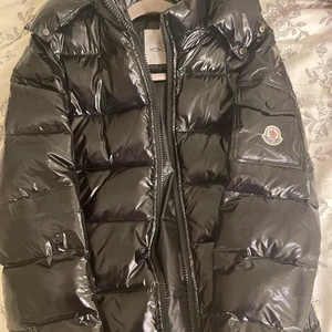 Monclear Bady Down Jacket - Äkta monclear jacka i modellen Bady Down. Stl 1 vilket motsvarar S.  Nypris 9000! Super fint skick så gott som ny. Skulle kunna mötas upp i Stockholm då man också kan få skanna qr koden och se att den är äkta då jag inte har kvittot kvar💗 Skulle kunna diskutera ett byte mot en fjällräven i nyskick!