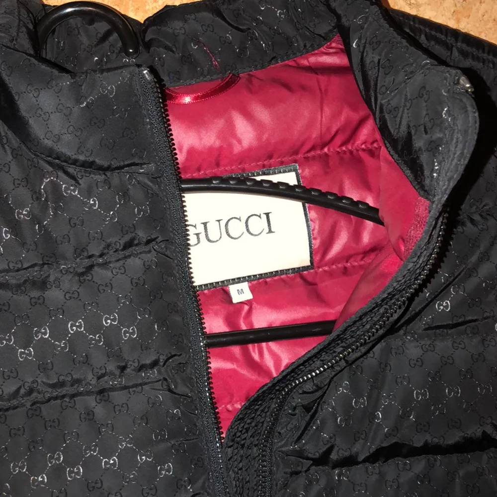 Gucci Väst storlek M, passar till allt möjligt och säljer den för bra pris!. Jackor.