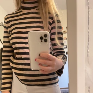 randig polotröja - säljer denna beiga och svarta polotröjan, jag är storlek s💓 Skriv för mer bilder/info⚡️