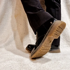 Vinylstövlar - Stövlar i VINYL! Köp i befintligt skick! Väldigt häftiga och passar med det mesta!💫 Säljer pga att jag inte använder de helt enkelt. Ny pris 600kr Kan leverera med bil till önskad plats för 20kr istället för frakt🚙