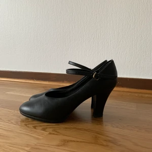 Dans/karaktärssko - Dans/karaktärsskor från So Danca i fint skick! De är använda men är i bra skick och är fräscha! De är även sulade för bättre grepp. Originalpris 765kr exklusive sulning. 