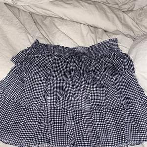 Såå himla fin rutig kjol från h&m. Säljer pga att den inte satt som jag ville. Storleken är L men skulle nog säga att den passar M bättre. Går även att använda som en tröja (utan band). Helt ny och den är aldrig använd, endast testad. 