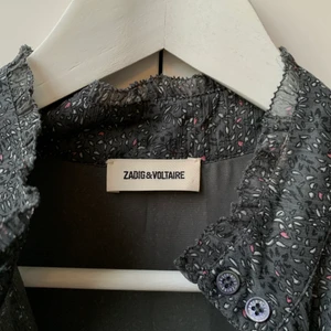 Klänning från Zadig & Voltaire - Superfin klänning från Zadig & Voltaire, skulle uppskatta storleken till L eftersom den är lite stor för mig och jag är M. Väldigt skön med fina broderier längs ned, något åtsittande i midjan för fin figur💞 Frakt tillkommer