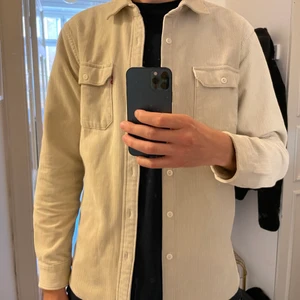 Levi’s manchester overshirt - Sparsamt använd overshirt i manchester från Levi’s.    Beige strl. M