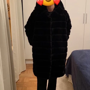 Fake päls - Svart faux fur pälsjacka med luva från Chiquelle. Storlek M men passar även mig som har S. Inköpt för 1000 kr, säljer för 400 kr.