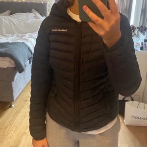 Peak performance jacka - Peak performance jacka i mycket bra skick. Storlek 164 men kan motsvara xs/s. Skriv vid intresse💞 nypris ca 2800