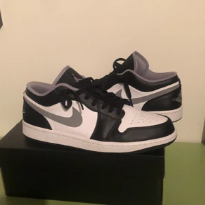 Jordan 1 low black grey white, 44 - Ett par skitsnygga jordan 1 low black grey white i storlek 44 som bara provats och använts en gång. Skorna är i storlek 44 och matchar jättebra till alla sorters kläder. Letade runt lite på nätet och nypriset på skorna är just nu 1900kr. 1300 eller högsta bud, box finns kvar. Köparen står för frakt. Har du några frågor är det bara att höra av sig