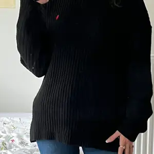 in very good condition vintage Ralph Lauren knitted sweater in black with small red logo 🖤