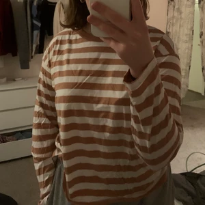 RANDIG TRÖJA - Svin söt tröja från Monki. Bra skick och relativt ny