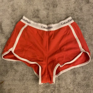 Shorts  - Shorts från Calvin Klein. Säljer pågrund av att dom är för stora. 