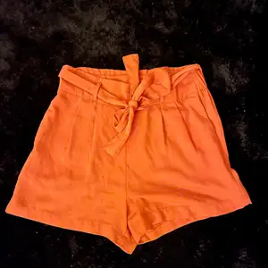 Snygga shorts från ginatricot! Fin färg perfekt till brunbrända ben☀️ högmidjade storlek 38 