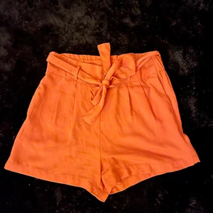Shorts storlek 38  - Snygga shorts från ginatricot! Fin färg perfekt till brunbrända ben☀️ högmidjade storlek 38 