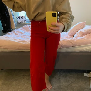 Zara jeans  - Röda croppade jeans från zara. (Premium collection) storlek 36, skulle säga xs/s. Köpta på Plick för 100 kr men inte kommit till så mycket användning tyvärr. Mitt pris 50 kr