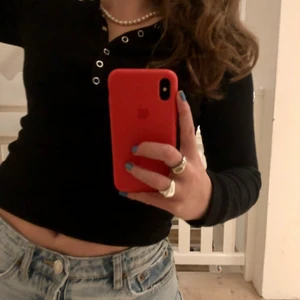 Tröja från Zara - Såå snygg tröja från Zara med knapp detaljer som går att styla på olika sätt. Den är i helt okej skick då en knapp har ramlat av, men det syns ej🥰🥰