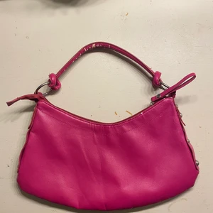 Rosa väska - Rosa superfin väska, skrapskador på bandet som du kan se på bild 3💕