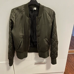2 jackor - säljer 2 bomberjackor 1 grön och 1 svart. jättefina och väldigt fint skick! säljer 1 för 150 och båda för 200!