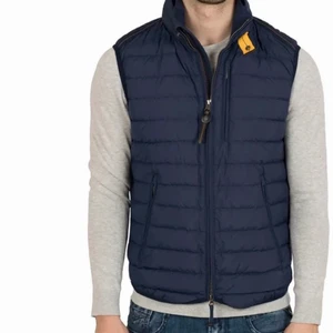 Parajumper väst  - Mörkblå Parajumper väst, storlek L, nypris 3700kr.