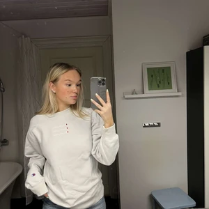 Champion - Super fin blå Champion sweatshirt. Sparsamt använd. Köpt på Plick för ca ett år sedan. Är i gott skick säljer pga inte fått användning för💕    Jag brukar ha xs/s och den sitttr lite oversiced på mig så skulle även passa en M