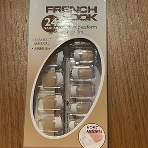 Lösnaglar  - Lösnaglar i olika modeller, finns fler modeller än på bild. Skicka pm om du vill se fler modeller. 25kr, vid köp av fler kan packet pris lösas. 💖 Då min faster har stängd sin salong och flyttat utomlands har hon lämnat massa produkter till mig, då jag själv inte kommer ha någon användning tänker jag sälja det mesta. Alla produkter är aldrig använda och aldrig öppnade. Kolla gärna mina andra inlägg med fler produkter. Fler bilder kan tas om det önskas ☺️