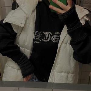 Hoodie med strass - Svart hoodie med glittrigt tryck. Jättefint skick och sitter bra på mig som är en S/M. Passar perfekt nu till hösten och vintern ❤️skriv för mer bilder, den är från Hidden Cult
