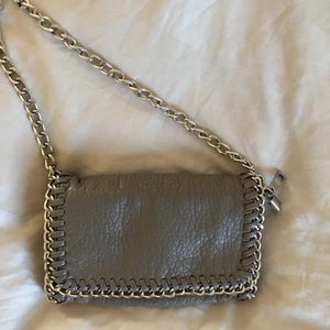 Väska - Super fin grå tiamo väska! Bra skick och inga skador. Säljer en likadan svart💕