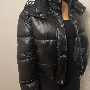 Storlek S - Köpte den för mindre än ett år sen och har användt 2 eller 3 gånger ser ut som ny den är ganska kort den är presis över röven