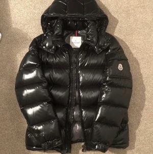 Moncler jacka maya XS - Moncler jacka i modellen maya i storlek XS, helt ny o oanvänd, säljer på grund av att den är för stor för mig. Kontakta för flera bilder