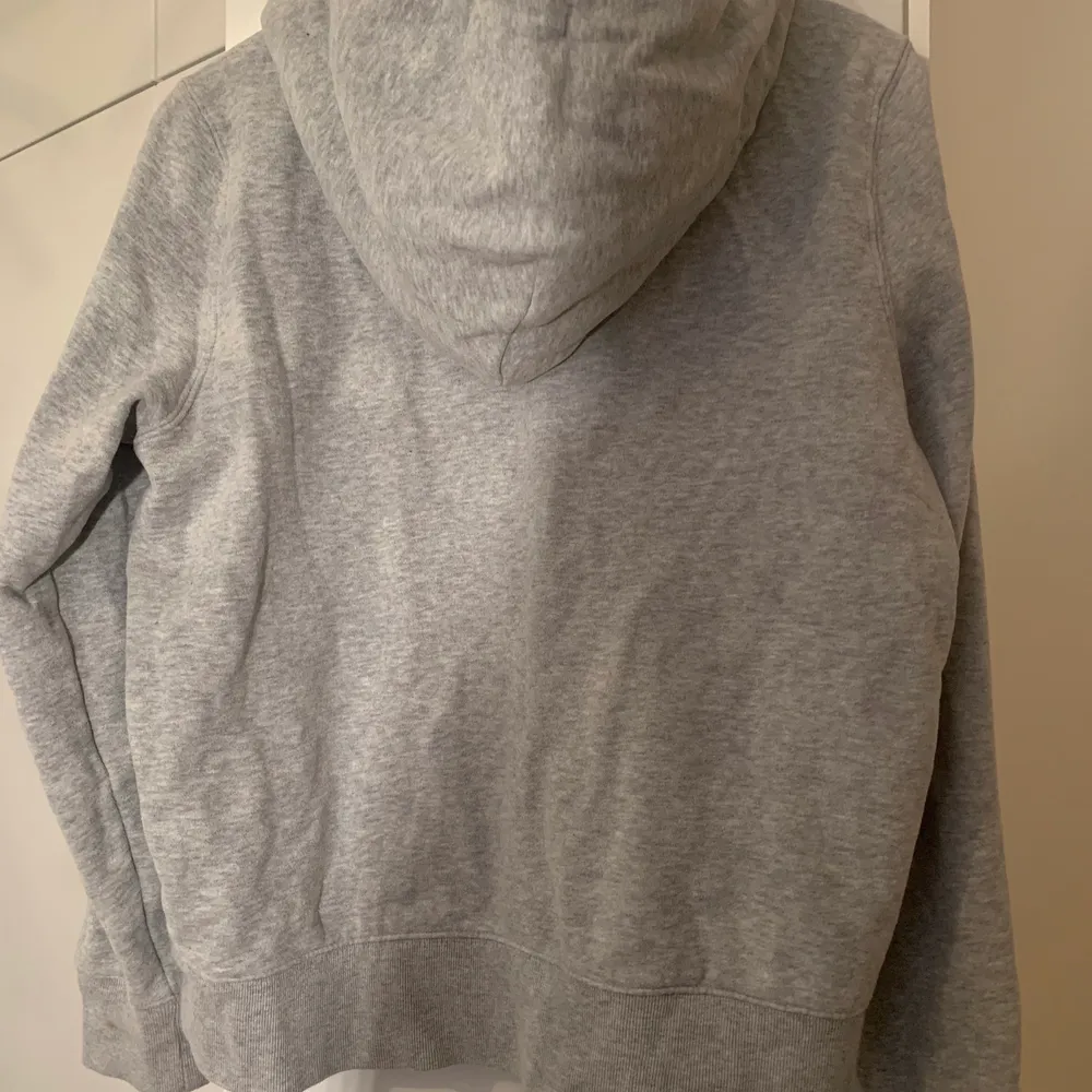 En mjuk och ljusgrå GAP hoodie i storlek M (passar mer som s eller xs).. Hoodies.
