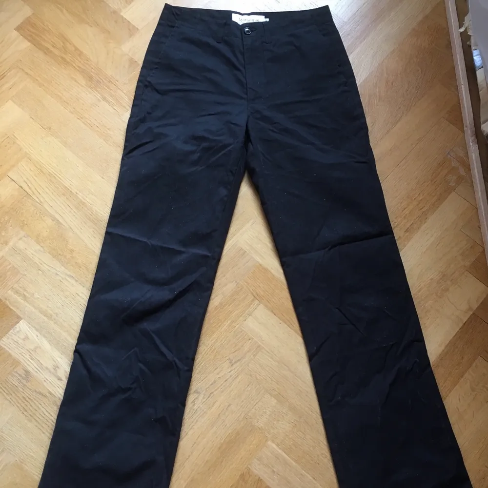 Ett par snygga svarta Matinique chinos storlek 31. Nypris 699kr. Nyskick, endast använda fåtal gånger. Klassisk rak passform. Köpare betalar frakt. Jeans & Byxor.