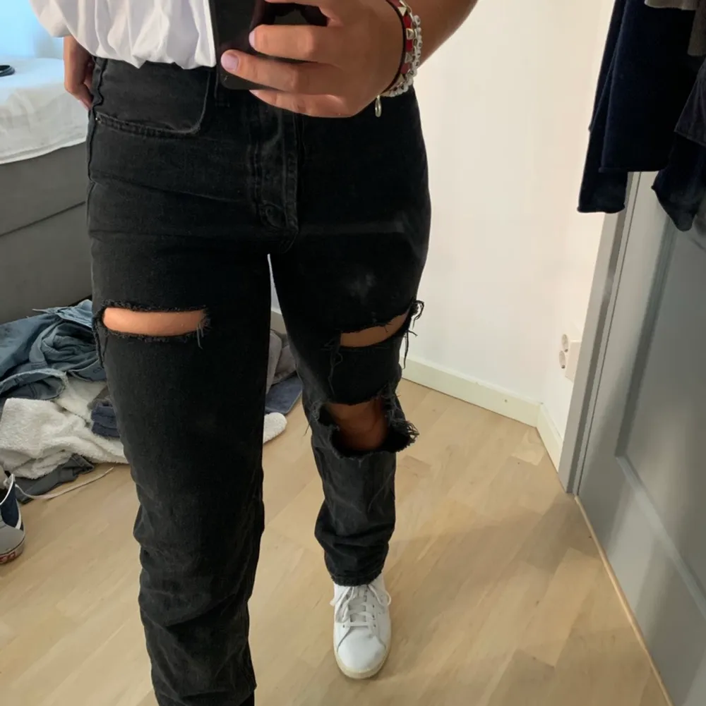 Sååå snygga svarta håliga raka jeans från zara som slutar vid hälarna, det är storlek 34 men den sitter mer som en 36 tycker jag💕buda i kommentarerna om fler blir intresserade!! . Jeans & Byxor.