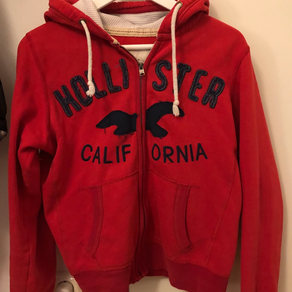 Röd hollister kofta - 90