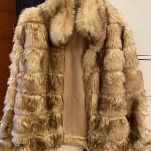 Syntet pälsjacka  - Jättefin fejkpäls strl 36 passar även strl 38 knappt använd 