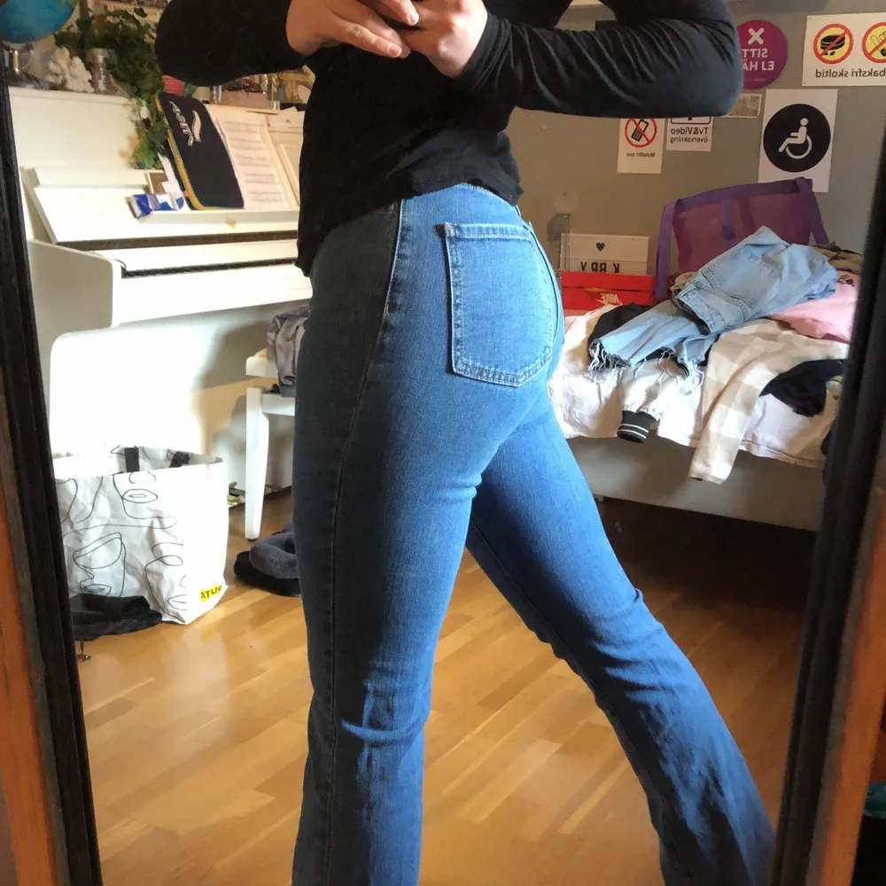 Jeans köpta i Italien, högmidjade bootcut. Nypris: 500 säljer för:100kr. . Jeans & Byxor.