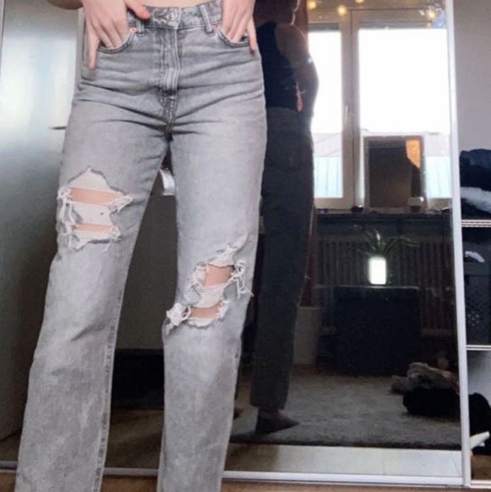 Säljer mina ljusgråa mom jeans med hål i, dom är som i nyskick & har använt dom ett fåtal gånger! Säljer dom då de inte kommit till användning🤍. Jeans & Byxor.