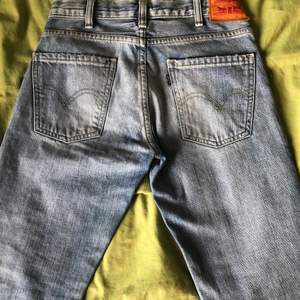 Ett par superfina utsvängda jeans från Levis. Säljer pga att de är för små för mig (har xs/s i vanliga fall) Utöver det är de superfina och i väldigt bra skick <33